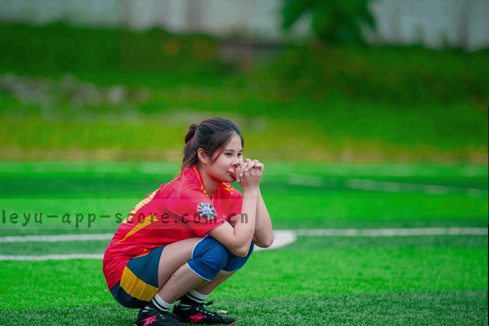 战术板抽象线条与球场分区网格，白色细线与青色标记点交错